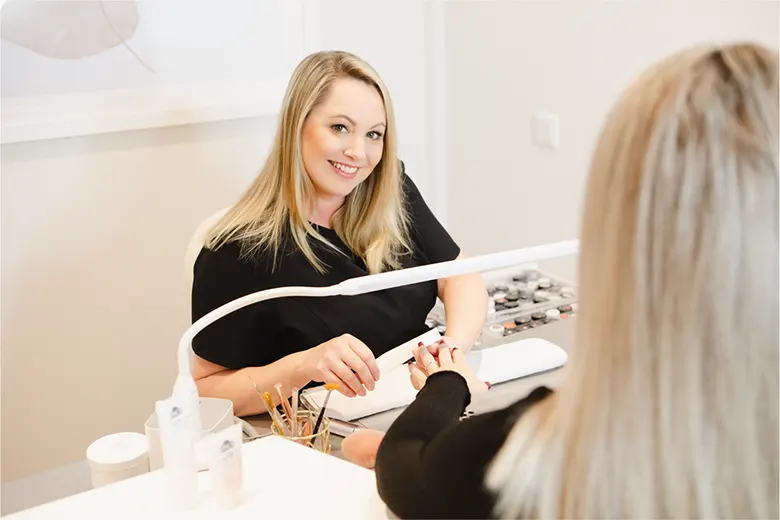 Nagelstudio Handewitt - Nina Brodersen bei der Nagelpflege. Hier finden Sie die perfekte Betreuung bei allem rund um schöne und gepflegte Fingernägel sowie extravagantes und modernes Nageldesign. Vereinbaren Sie gleich einen Termin für ein persönliches Gespräch!